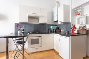 Kuchyňa alebo kuchynka v ubytovaní NEW ShalalaLiving Vienna - Cosy Home Meidlinger Markt KG12