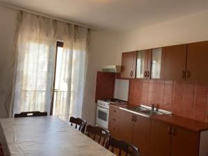 Kuchyň nebo kuchyňský kout v ubytování Apartmani Infinity
