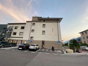 un gran edificio con coches estacionados en un estacionamiento en Hotel Shangri-La, en Ala