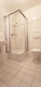 uma casa de banho com um chuveiro e um WC. em Landhotel Tanneneck - ideal für Gruppen, Familien und Hunde em Löffingen