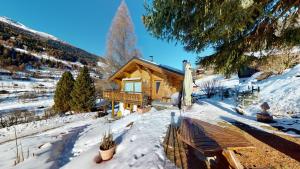 Saint-Jean的住宿－Chalet in the heart of the Val d'Anniviers resort，小木屋,地面上积雪