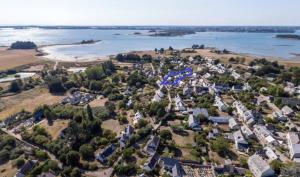 una vista aérea de una pequeña ciudad junto a la playa en Fisherman's cottage, en Ile d'Arz