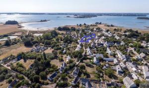 an aerial view of a small town next to a beach at Fisherman's cottage in Ile d'Arz