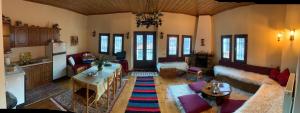 ein Wohnzimmer mit Sofa und Tisch in der Unterkunft “White Mountain”, Pisoderi in Pisoderi