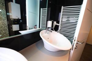 een badkamer met een wastafel, een toilet en een spiegel bij Naomi app,Netflix,between bus and train station in Zagreb +28 foto's