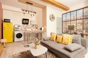 uma sala de estar com um sofá e uma mesa em Appartement Vertus em Paris