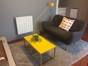 ポールバイユにあるLe Caribou d'Evaのリビングルーム(椅子、黄色のテーブル付)