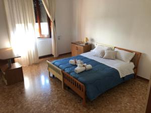 ein Schlafzimmer mit einem Bett mit zwei ausgestopften Tieren darauf in der Unterkunft CasAnna nel cuore del Salento Arnesano LE in Arnesano