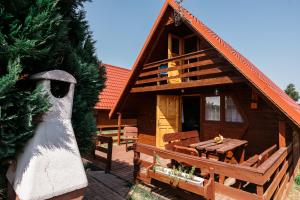 una cabaña de madera con una mesa de picnic delante de ella en Domki Bałtyckie en Władysławowo