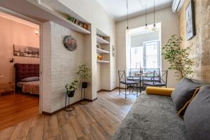 a living room with a couch and a table at Уютная квартира недалеко от Дерибасовской in Odesa
