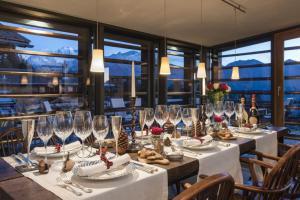 Ресторант или друго място за хранене в Artsy Luxurious Ski-In-Out-Chalet