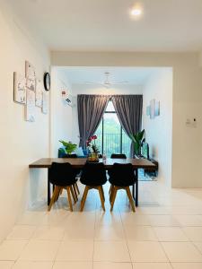 una sala da pranzo con tavolo, sedie e finestra di The Sweet Escape @ Imperio Professional Suite a Alor Setar