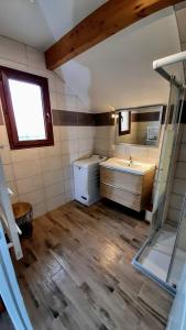 Bathroom sa Le Pré Fleuri à Guillestre - Appartements neufs classés Meublés de Tourisme 3 étoiles - Parking privatif