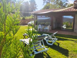 Ogród w obiekcie Casa Nueva de Vigo Rural Mos con Jacuzzi y chimenea para ESCAPADA ROMANTICA