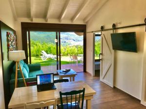 salon ze stołem i laptopem w obiekcie Casa Nueva de Vigo Rural Mos con Jacuzzi y chimenea para ESCAPADA ROMANTICA w mieście Mos