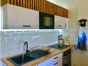 Kuchnia lub aneks kuchenny w obiekcie Casa Nueva de Vigo Rural Mos con Jacuzzi y chimenea para ESCAPADA ROMANTICA