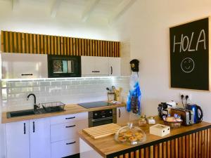 Kuchnia lub aneks kuchenny w obiekcie Casa Nueva de Vigo Rural Mos con Jacuzzi y chimenea para ESCAPADA ROMANTICA