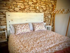 Łóżko lub łóżka w pokoju w obiekcie Casa Nueva de Vigo Rural Mos con Jacuzzi y chimenea para ESCAPADA ROMANTICA