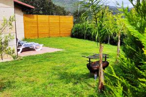 Ogród w obiekcie Casa Nueva de Vigo Rural Mos con Jacuzzi y chimenea para ESCAPADA ROMANTICA