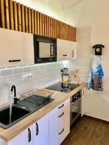 Kuchnia lub aneks kuchenny w obiekcie Casa Nueva de Vigo Rural Mos con Jacuzzi y chimenea para ESCAPADA ROMANTICA