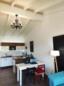 kuchnia ze stołem, na którym stoi laptop w obiekcie Casa Nueva de Vigo Rural Mos con Jacuzzi y chimenea para ESCAPADA ROMANTICA w mieście Mos