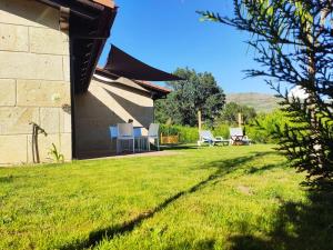 Ogród w obiekcie Casa Nueva de Vigo Rural Mos con Jacuzzi y chimenea para ESCAPADA ROMANTICA