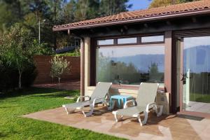 Ogród w obiekcie Casa Nueva de Vigo Rural Mos con Jacuzzi y chimenea para ESCAPADA ROMANTICA