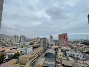 uma vista para uma cidade com edifícios altos em Amplio Departamento - Edificio Tranquilo em Antofagasta
