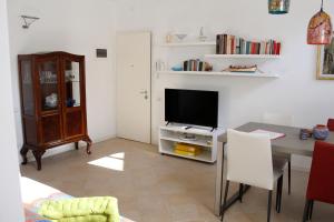 En tv och/eller ett underhållningssystem på Appartamento Redentore