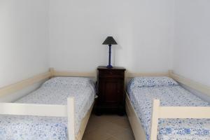 two beds sitting next to each other in a bedroom at Appartamento Redentore in Venice