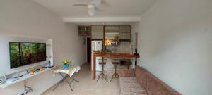 a living room with a couch and a table at Flat em Lençóis apartamento 003 in Lençóis