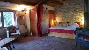 于捷斯的住宿－瑪澤莫度假屋，一间卧室配有一张床和一个壁炉
