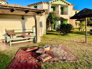 Сад в Hotel Stefania Boutique Hotel by the Beach