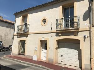 une maison avec deux portes de garage dans une rue dans l'établissement Chambre Haute mer, à Montpellier