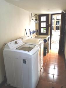 lavadora y secadora en una habitación con cocina en Bella Casa en Antigua Guatemala, en Antigua Guatemala