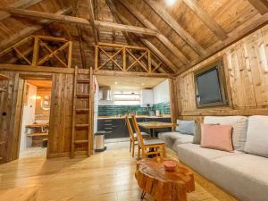 een woonkamer met een bank en een tafel bij Mountain Eco Shelters in Funchal