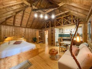 ein Schlafzimmer mit einem Bett und einem Tisch in einem Zimmer in der Unterkunft Mountain Eco Shelters in Funchal