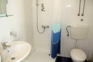 Kúpeľňa v ubytovaní Studio apartment in Trogir with balcony, air conditioning, WiFi 4328-1