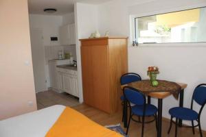 Kuchyňa alebo kuchynka v ubytovaní Studio apartment in Trogir with balcony, air conditioning, WiFi 4328-1