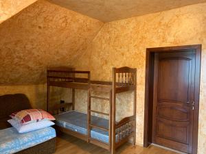 Postel nebo postele na pokoji v ubytování Садыба над Рикою