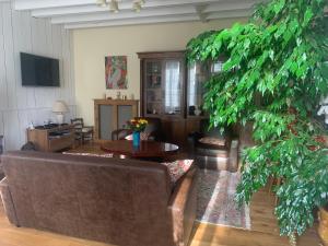 sala de estar con sofá y mesa en Clos des oliviers, en Aubie-et-Espessas