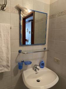 bagno con lavandino e specchio di Genziana C2 interno 32 a Prato Nevoso