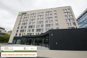 ein großes Gebäude mit einem schwarzen Gebäude in der Unterkunft Holiday Inn Express Warsaw - Mokotow, an IHG Hotel in Warschau