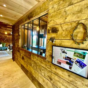 a room with a wooden wall with a sign on it at Grange de Marius - Authentique grange savoyarde in Albiez-Montrond