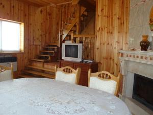 Μια τηλεόραση ή/και κέντρο ψυχαγωγίας στο Vyshenka Guest House