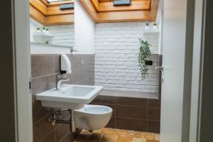 A bathroom at B&B Palazzo Storico Di Nicola Még 37 kép
