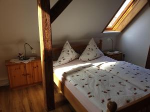 um quarto com uma cama com uma moldura de madeira e uma janela em Gästehaus zum Georgenberg em Goslar