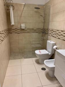 Club Olympus in Garden City tesisinde bir banyo