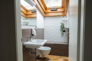 A bathroom at B&B Palazzo Storico Di Nicola