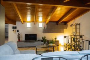 A television and/or entertainment centre at B&B Palazzo Storico Di Nicola